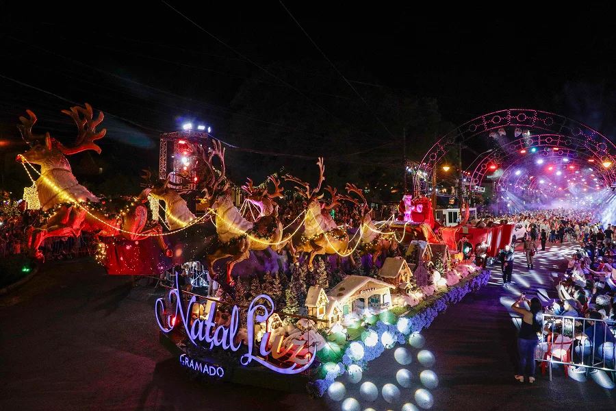 Carro do desfile com o letreiro Natal Luz e as renas