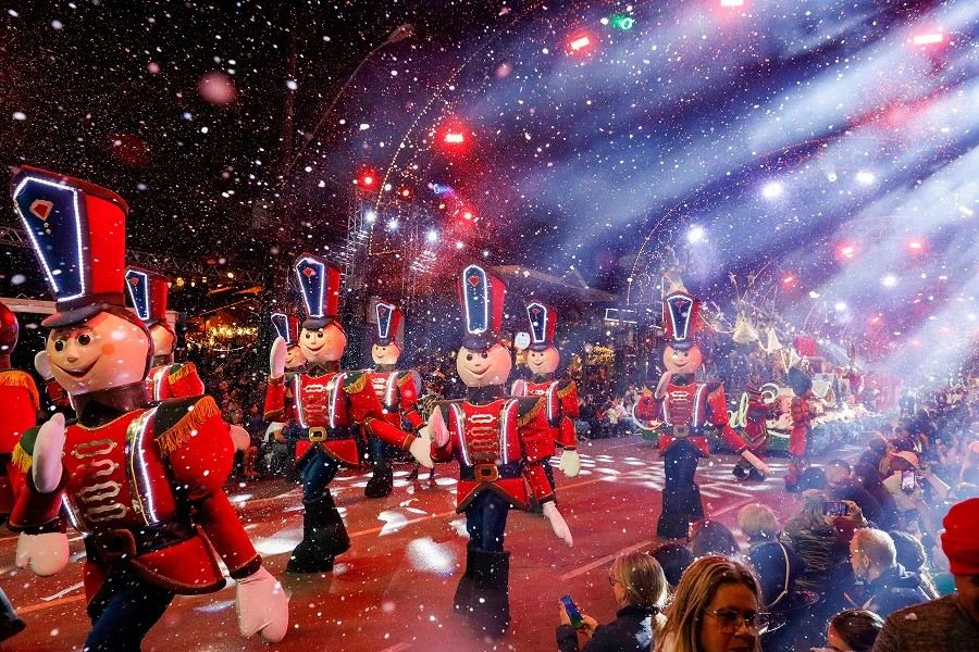 Soldados do desfile do Natal Luz na neve