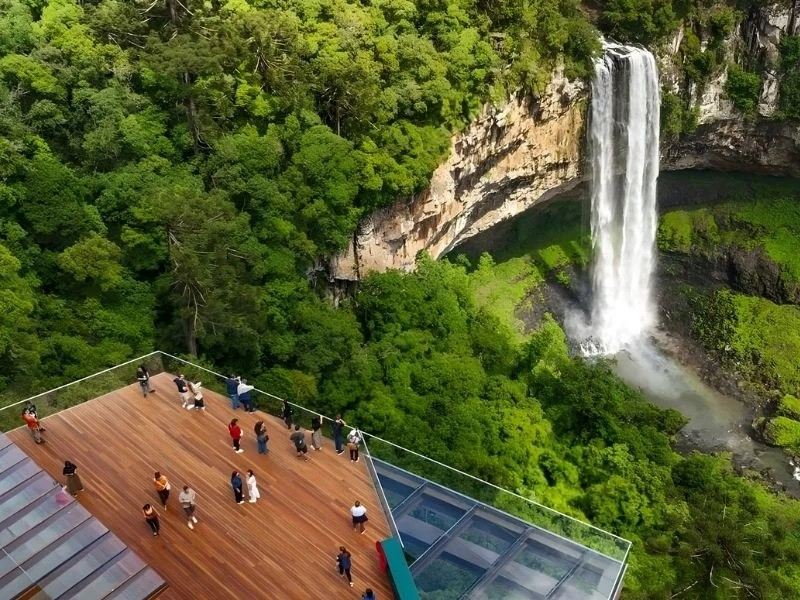 Mirante e cascata do Parque do Caracol