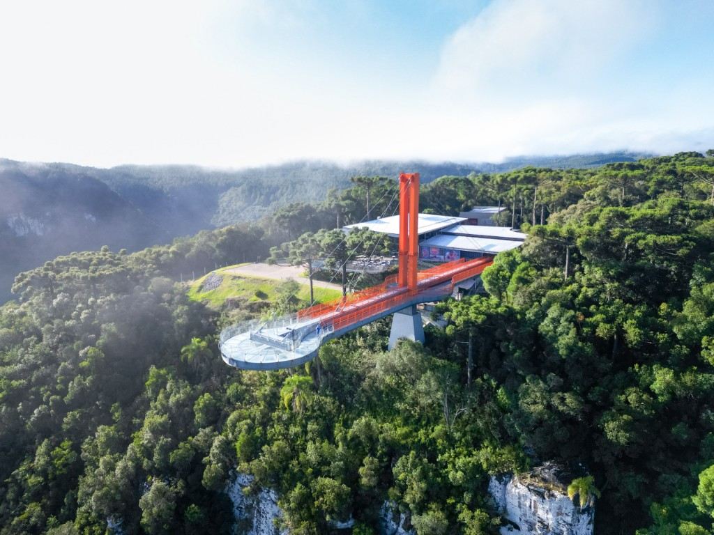 Plataforma de vidro do Skyglass sobre a mata