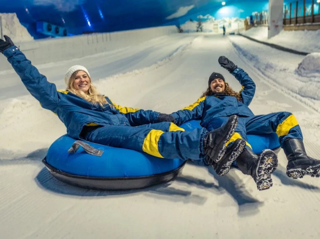 Duas pessoas no tobogã de neve do Snowland